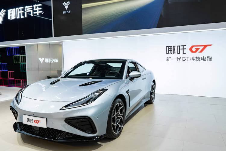 广州121哪吒汽车在智能汽车领域的表现，领途汽车在新能源汽车市场中的影响力